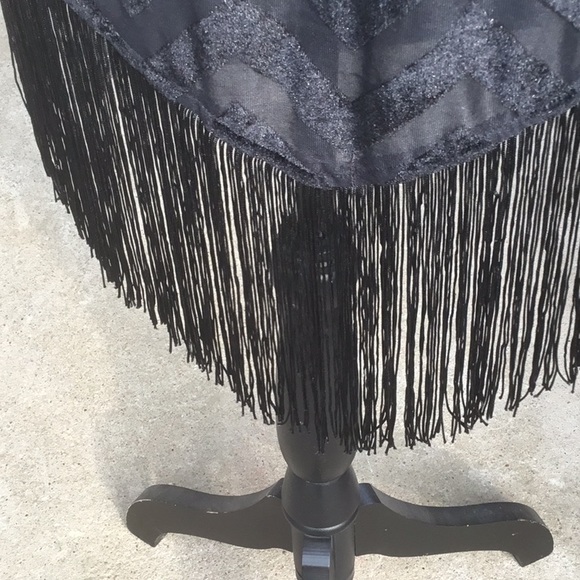Black shawl wrap with high low fringe. M to L - Picture 5 of 5
